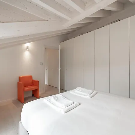 Apartment 10 Min Walk From Prada, Bocconi And Metro *